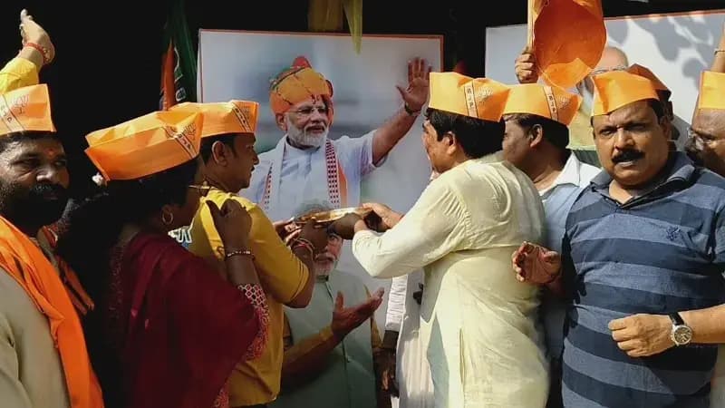 Chandauli News: 76 किलो लड्डू बांटकर मनाया पीएम मोदी का जन्मदिन, सफाई कर्मचारियों को फल भी दिए.