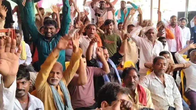 Chandauli News: तीन सूत्रीय मांगों को लेकर फल-सब्जी कारोबारियों का अनिश्चितकालीन धरना शुरू.