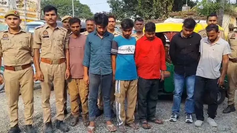 Chandauli News: वाल पुट्टी की बोरियों के नीचे छिपी थी 1.20 करोड़ की शराब, पांच तस्कर गिरफ्तार.