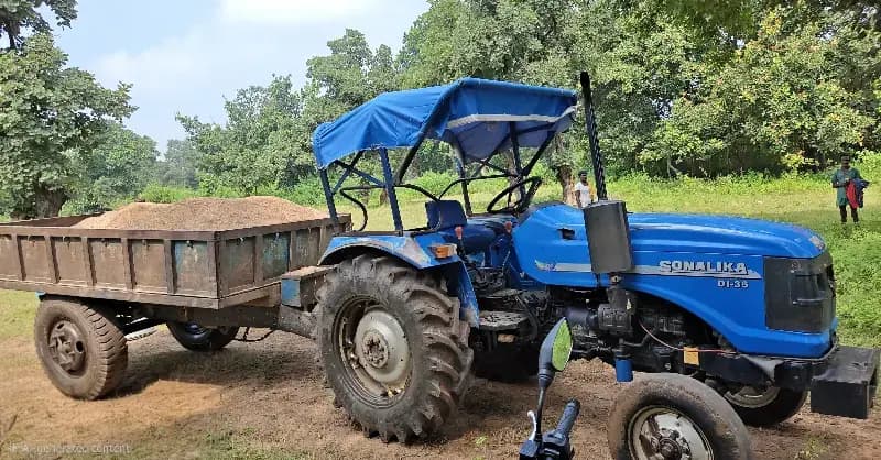 Sonbhadra News: चौना जंगल में अवैध बालू खनन पर वन विभाग का शिकंजा, बालू लदा ट्रैक्टर पकड़.