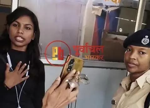 Chandauli News: टिकट मांगने पर महिला ने AC कोच में किया हंगामा, कपड़े फाड़ने का आरोप.