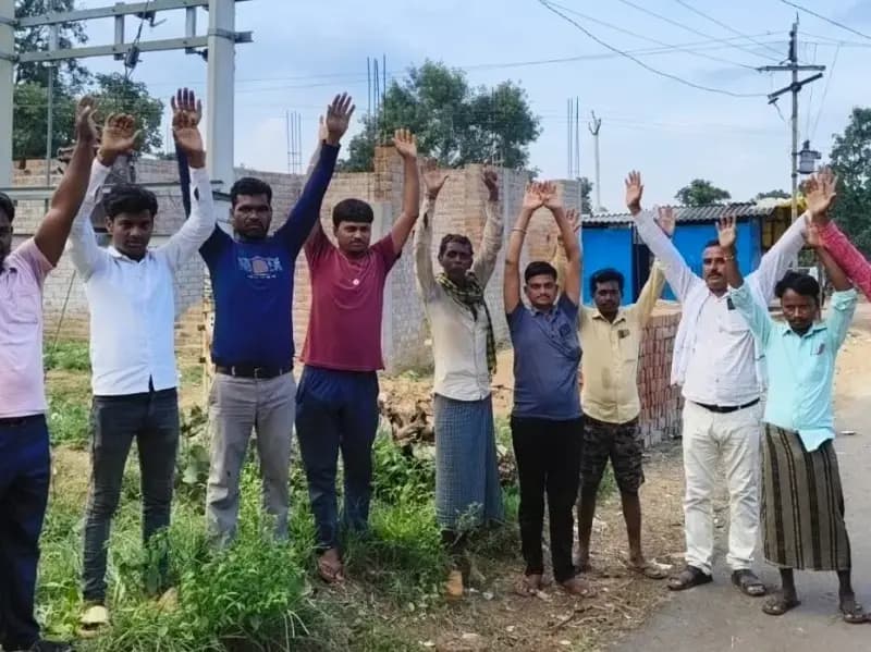 Sonbhadra News: तीन साल से अंधेरे में 30 घर, जले ट्रांसफार्मर को लेकर ग्रामीणों का प्रदर्शन.