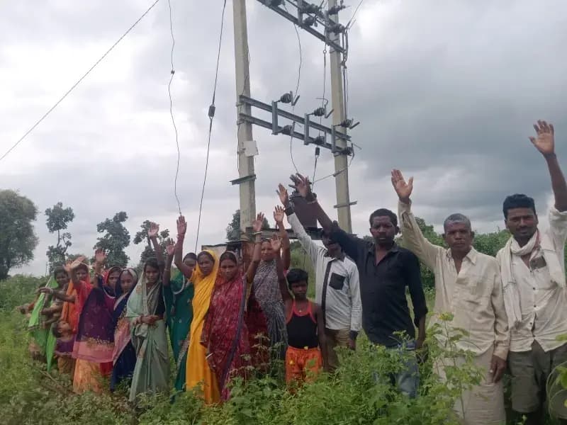 Sonbhadra News: छह महीने से ‘ढिबरी युग’ में चकबदरी, जला ट्रांसफार्मर नहीं बदला तो फूटा ग्रामीणों का गुस्सा.