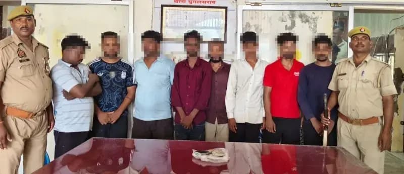 Chandauli News: खुले मैदान में जुआ खेलते आठ गिरफ्तार, 9,800 रुपये और 52 ताश के पत्ते बरामद.