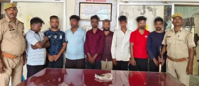 Chandauli News: खुले मैदान में जुआ खेलते आठ गिरफ्तार, 9,800 रुपये और 52 ताश के पत्ते बरामद.