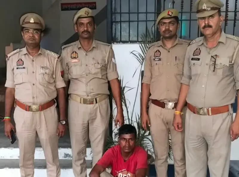 Sonbhadra News: लंबे समय से फरार वांछित आरोपी गिरफ्तार, पुलिस टीम के साथ तस्वीर आई सामने.