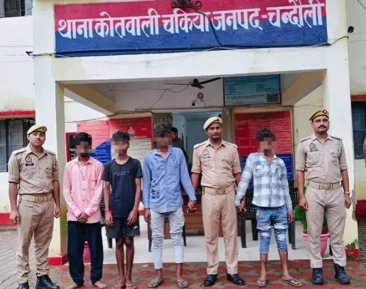 Chandauli News: बकरा-बकरी चोरी कर ऑटो से भागे चार युवक, लौटते समय पुलिस ने दबोचा.