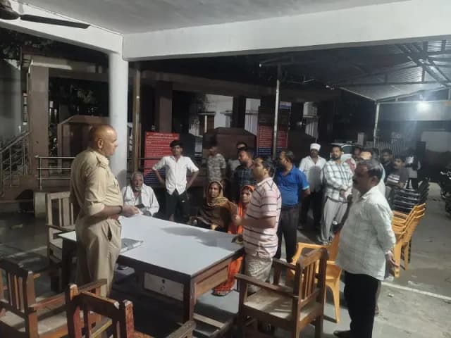 Chandauli News: लगातार चोरियों से भड़के ग्रामीण, रात में थाने पहुंचकर किया प्रदर्शन, पुलिस की कार्यशैली पर सवाल.