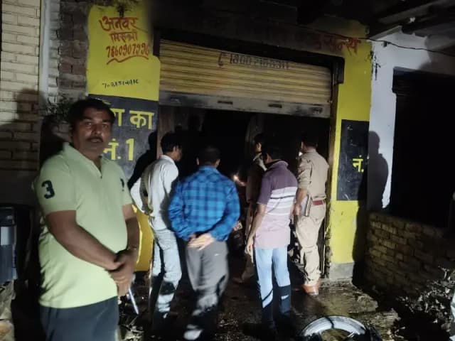 Chandauli News: बंद बाइक दुकान में लगी आग, सर्विसिंग के लिए खड़ी डॉक्टर की बाइक जलकर राख.