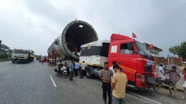 Chandauli News: 308 पहियों वाले ‘वायरल ट्रक’ को तेज बारिश में भी देखने उमड़ी भीड़, राहगीर बोले- ऐसा ट्रक कभी नहीं देखा.