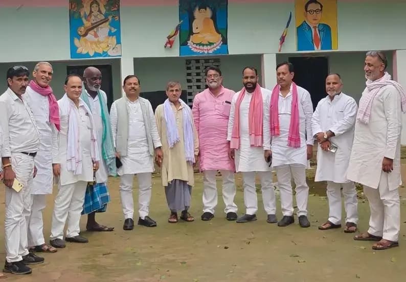 Chandauli News: शिक्षक-स्नातक एमएलसी चुनाव को लेकर सपा ने तेज किया जनसंपर्क, प्रत्याशियों के समर्थन में मांगा वोट.