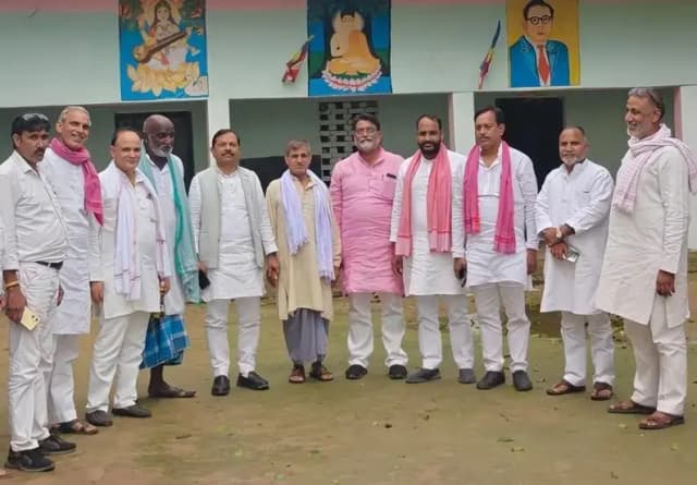 Chandauli News: शिक्षक-स्नातक एमएलसी चुनाव को लेकर सपा ने तेज किया जनसंपर्क, प्रत्याशियों के समर्थन में मांगा वोट.