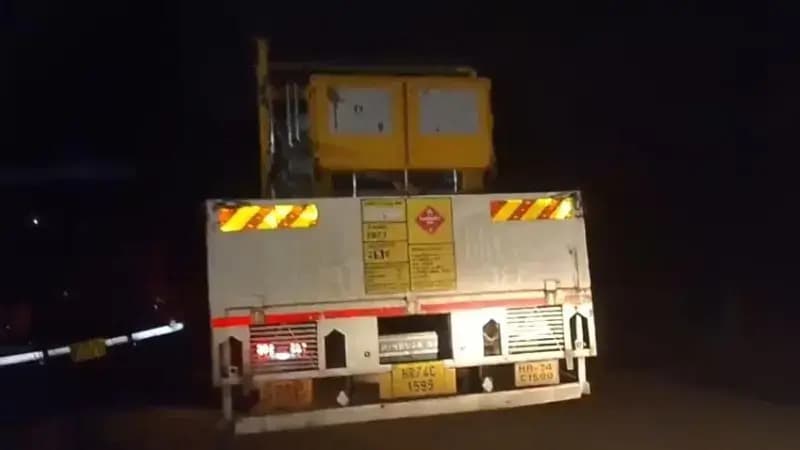 Chandauli News: सीएनजी कंटेनर और बाइक की आमने-सामने टक्कर, सोनभद्र के बाइक सवार की मौत.