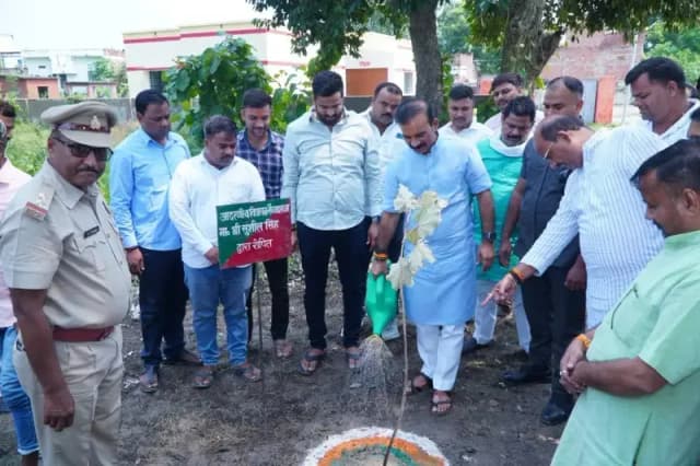 Chandauli News: शहीदगांव में हुआ ‘मन की बात’ का सामूहिक श्रवण, विधायक सुशील सिंह ने किया पौधरोपण.
