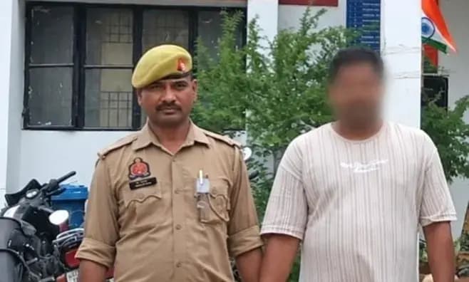 Chandauli News: गोवंश तस्करी के मामले में 25 हजार का इनामी गिरफ्तार, तीन महीने से था फरार.