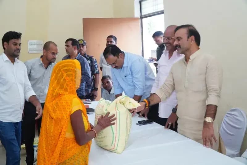 Chandauli News: बरहनी में किसानों को निशुल्क मिनी बीज किट वितरित, विधायक ने आधुनिक खेती पर दिया जोर.