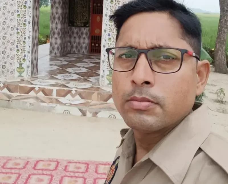 Chandauli News: पत्नी के इलाज के लिए छुट्टी मांगने पर सिपाही निलंबित, चंदौली पुलिस ने जारी किया स्पष्टीकरण.