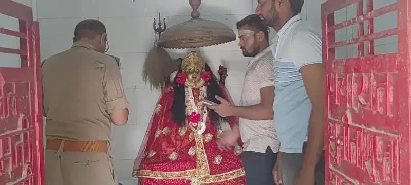 Chandauli News:दो काली मंदिरों को चोरों ने बनाया निशाना, आभूषण और चांदी का सामान चोरी.