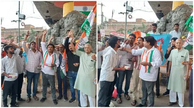 Sonbhadra News: यूपी कांग्रेस की नई टीम के स्वागत में सोनभद्र में जश्न, बडोली चौराहे पर आतिशबाजी और मिष्ठान वितरण.