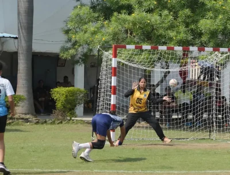 Chandauli News: नेशनल गर्ल्स हैंडबॉल टूर्नामेंट में बेटियों ने झोंकी ताकत, फाइनल में पहुंचीं टीमें.