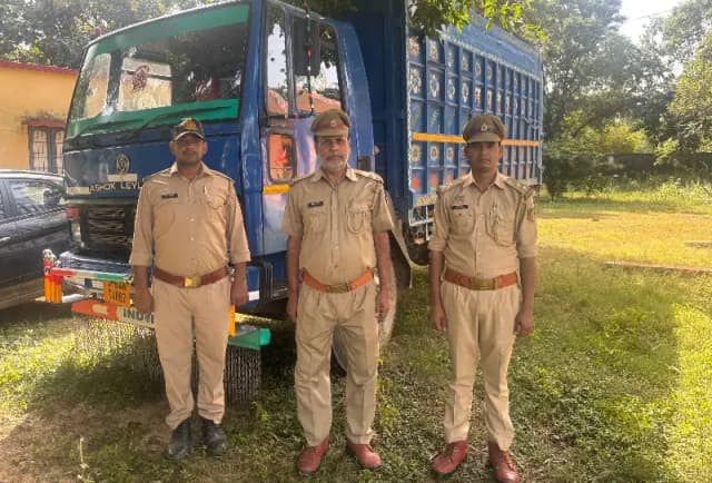 Chandauli News: वन विभाग की टीम को देख भागा अवैध पत्थर लदा मिनी ट्रेलर, जंगल में घेराबंदी कर पकड़ा.