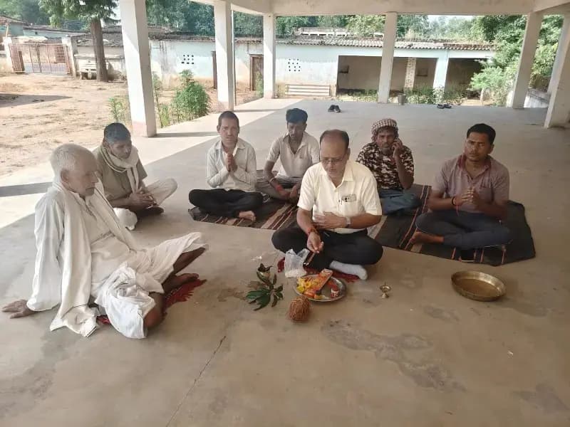 Sonbhadra News: असनहर में गूंजे मां दुर्गा के जयकारे, वैदिक मंत्रोच्चार के बीच भूमि पूजन के साथ शुरू हुई पूजा की तैयारियां.