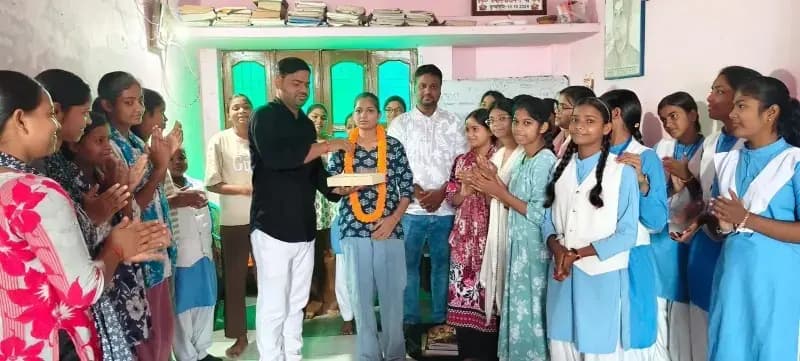 Chandauli News: रेलवे सेक्शन कंट्रोलर बनीं मीनू गुप्ता, शिक्षकों और छात्राओं ने किया सम्मान.
