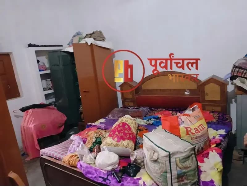 Chandauli News: बंद घर में छत के रास्ते घुसे चोर, ढाई लाख से अधिक के गहने और नकदी किया पार.