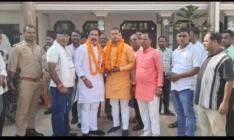 Chandauli News: शिवमंगल बियार चौथी बार पिछड़ा आयोग के सदस्य नामित, मंत्री अनिल राजभर ने किया सम्मान.