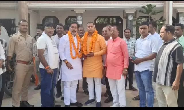 Chandauli News: शिवमंगल बियार चौथी बार पिछड़ा आयोग के सदस्य नामित, मंत्री अनिल राजभर ने किया सम्मान.