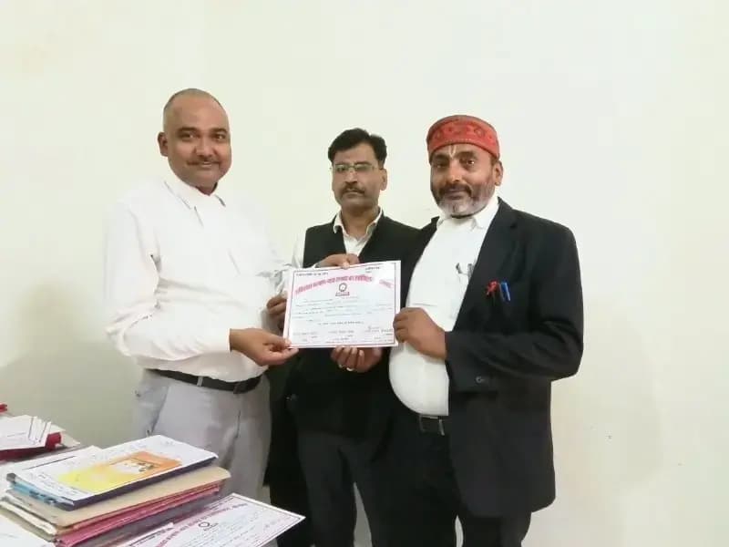 Sonbhadra News: अधिवक्ता कल्याण न्यास ने वरिष्ठ अधिवक्ताओं को प्रमाण पत्र देकर की उज्ज्वल भविष्य की कामना.