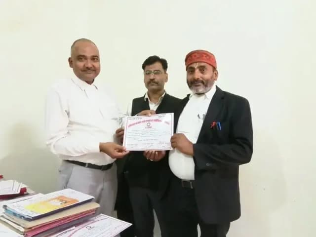 Sonbhadra News: अधिवक्ता कल्याण न्यास ने वरिष्ठ अधिवक्ताओं को प्रमाण पत्र देकर की उज्ज्वल भविष्य की कामना.