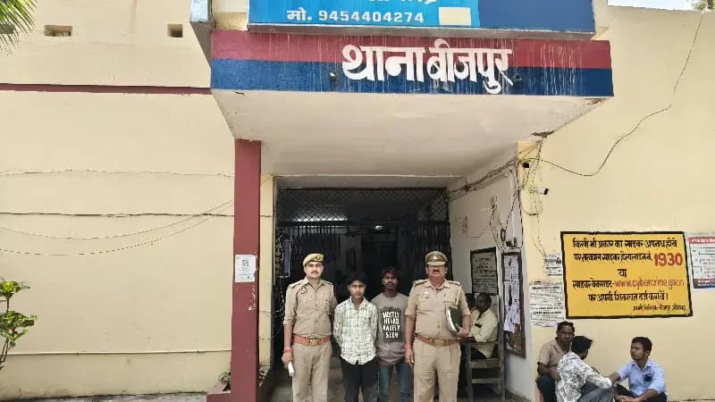 Sonbhadra News: चोरी की दो ट्रैक्टर बैटरियों के साथ दो आरोपी गिरफ्तार.