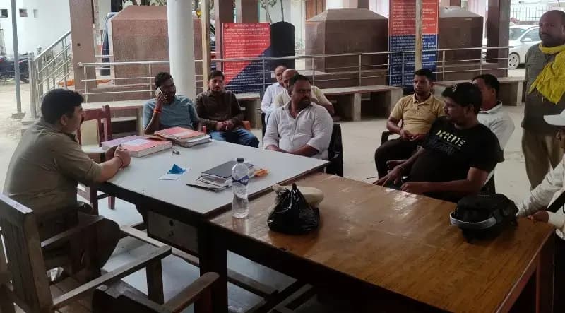Chandauli News: धानापुर चौराहे पर दो पक्षों में मारपीट, असलहा लहराने का आरोप, पुलिस जांच में जुटी.