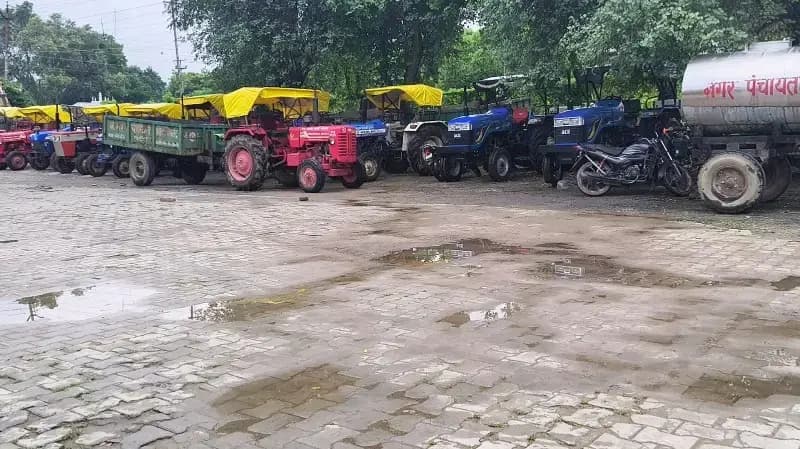 Sonbhadra News: ओबरा नगर पंचायत की 30–35 गाड़ियों पर बिना नंबर प्लेट चलने का आरोप, यातायात नियमों के पालन पर उठे सवाल.