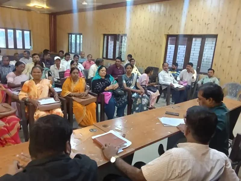 Sonbhadra News: दुद्धी विधानसभा में मतदाता सूची दुरुस्त करने की कवायद तेज, बीएलओ को घर-घर सत्यापन के निर्देश.