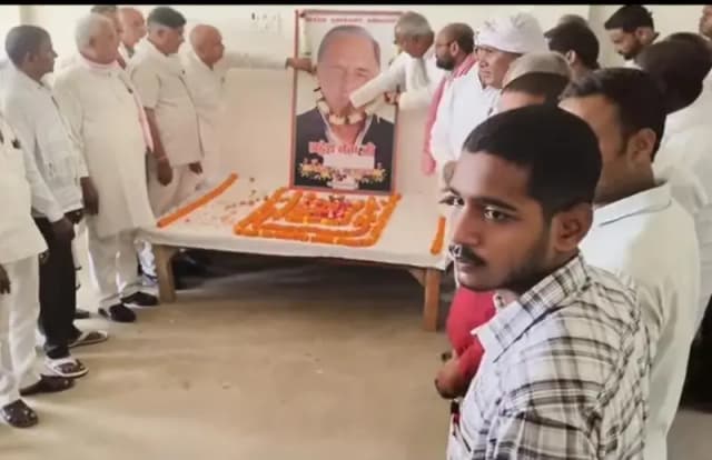 Chandauli News : सपा कार्यालय में मनाई गई नेता जी मुलायम सिंह यादव की पुण्यतिथि, नेताओं ने दी श्रद्धांजलि.