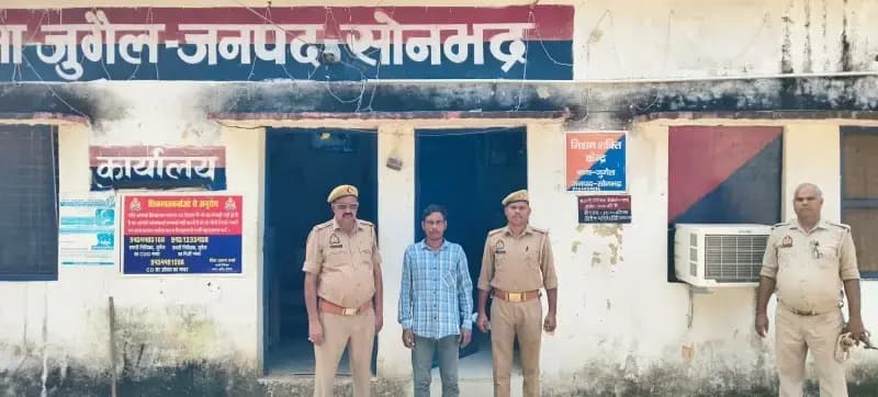 Sonbhadra News: दुकान में नकाब लगाकर चोरी करने वाला आरोपी 12 घंटे के भीतर गिरफ्तार, ₹81,300 बरामद.