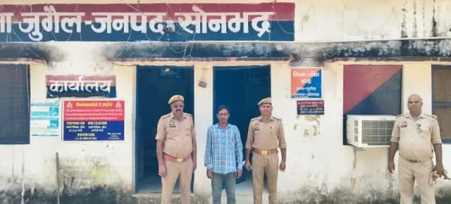 Sonbhadra News: दुकान में नकाब लगाकर चोरी करने वाला आरोपी 12 घंटे के भीतर गिरफ्तार, ₹81,300 बरामद.