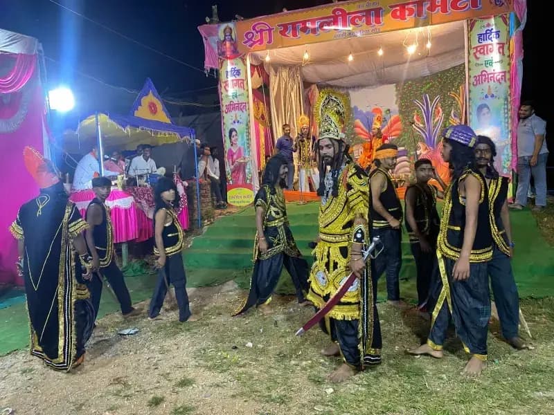 Sonbhadra News: रामलीला में ताड़का वध का भव्य मंचन, जय श्रीराम के जयकारों से गूंजा मैदान.