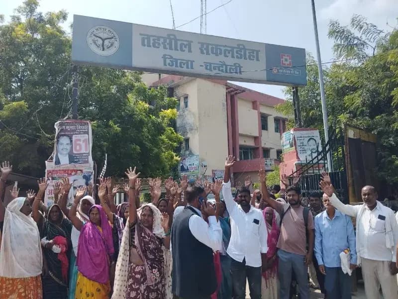 Chandauli News : गांव की बदहाली पर महिलाओं का प्रदर्शन, नाली-खड़ंजा और बिजली की समस्या उठाई.