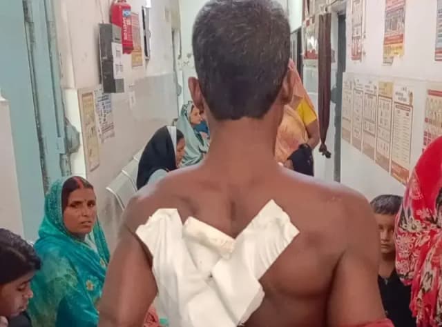 Chandauli News : भतीजे ने चाचा पर हॉकी और चाकू से किया हमला, बीच-बचाव करने पहुंची मां भी घायल.