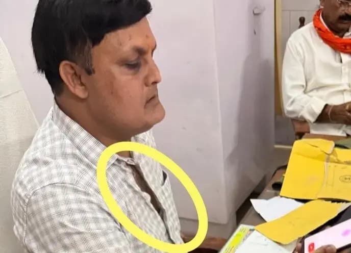 Chandauli News: नगरपालिका कार्यालय में ईओ से मारपीट, गला दबाने का आरोप.