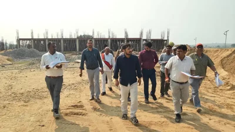 Chandauli News : निर्माणाधीन मॉडल कंपोजिट विद्यालय में मिली खामियां, डीएम ने लगाई फटकार.