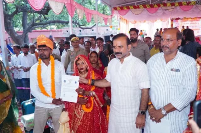 Chandauli News : परिणय सूत्र में बंधे 41 जोड़े, विधायक सुशील सिंह, प्रमुख अजय सिंह ने दिया आशीर्वाद.