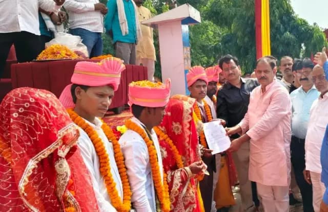 Chandauli News : सामूहिक विवाह समारोह, 45 जोड़े परिणय सूत्र में बंधे, नवदंपतियों पर हुई पुष्पवर्षा.