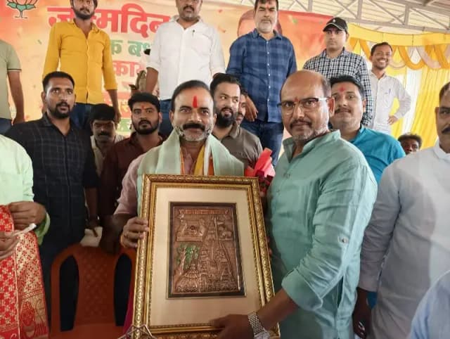 Chandauli News : विधायक सुशील सिंह के जन्मदिन पर स्वास्थ्य शिविर, 130 मरीजों का उपचार और 41 लोगों ने किया रक्तदान.