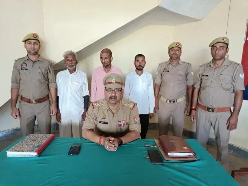 Sonbhadra News: गैंगस्टर एक्ट में वांछित तीन अभियुक्त गिरफ्तार, कोन बस स्टैंड से पुलिस ने पकड़ा.