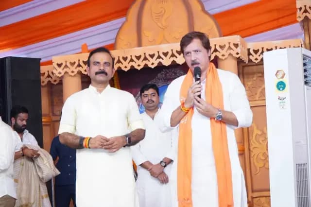 Chandauli News : राम कथा में पहुंचे पूर्व सांसद धनंजय सिंह, बोले- हर ब्लॉक में बने ऐसा भव्य तालाब और मंदिर.