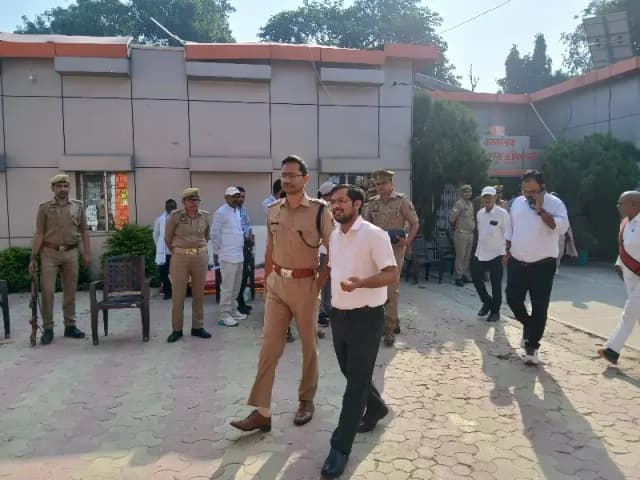 Chandauli News : MLC चुनाव में दोपहर 2 बजे तक स्नातक में 28.15% और शिक्षक में 61.92% मतदान, डीएम एसपी ने किया मतदान केंद्रों का निरीक्षण.
